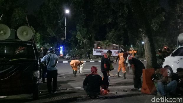 Massa Buruh Masih Bertahan di Depan Balai Kota DKI