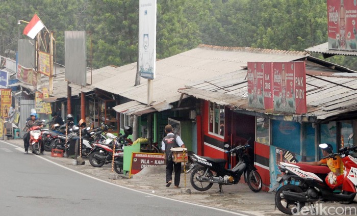 Suasana Pedagang Kaki Lima (PKL) liar di kawasan Masjid At Tawun, Puncak, Bogor, Jawa Barat, Jumat (10/11/2017). Rencananya Pemerintah Kabupaten Bogor akan menertibkan ratusan kios PKL Liar sepanjang jalur raya puncak bogor dalam waktu dekat. Hal tersebut akan direalisasikan setelah kios penampungan PKL yang berada dikawasan Cisarua yang dibuat oleh Pemerintah Kabupaten Bogor sudah bisa ditempati. Grandyos Zafna/detikcom