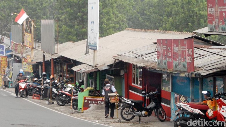 PKL Liar di Puncak Segera Ditertibkan Suasana Pedagang Kaki Lima (PKL) liar di kawasan Masjid At Tawun, Puncak, Bogor, Jawa Barat, Jumat (10/11/2017). Rencananya Pemerintah Kabupaten Bogor akan menertibkan ratusan kios PKL Liar sepanjang jalur raya puncak bogor dalam waktu dekat. Hal tersebut akan direalisasikan setelah kios penampungan PKL yang berada dikawasan Cisarua yang dibuat oleh Pemerintah Kabupaten Bogor sudah bisa ditempati. Grandyos Zafna/detikcom