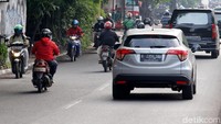 Aksi nekat melawan arus ini akan membahayakan pengguna jalan lainnya.