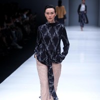 Koleksi Busana Terbaru Ikat Indonesia by Didiet Maulana yang mengusung tema Press Play di Jakarta Fashion Week 2018, Senayan City, Jakarta. Kamis (26/10/2017). Foto: Mohammad Abduh/Wolipop