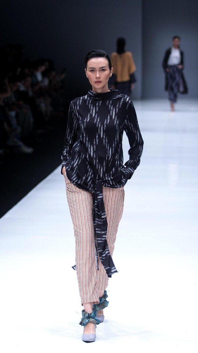 Koleksi Busana Terbaru Ikat Indonesia by Didiet Maulana yang mengusung tema Press Play di Jakarta Fashion Week 2018, Senayan City, Jakarta. Kamis (26/10/2017). Foto: Mohammad Abduh/Wolipop