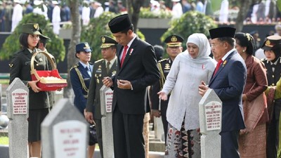Potret Saat Jokowi-JK Tabur Bunga di TMP Kalibata