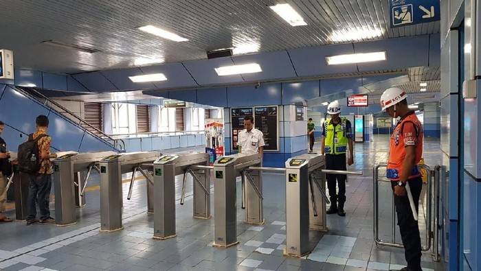 Diajak Mengheningkan Cipta, Ini yang Dilakukan Penumpang KRL