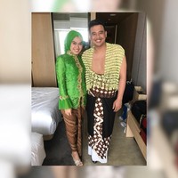 Mengintip dari Instagram pribadinya @ingenst, ia turut menemani Bobby Nasution ketika proses siraman. Inge tampil cantik mengenakan kebaya kartini hijau modifikasi dan jarik cokelat. Gaya hijab Inge Amelia Nasution dibuat simpel.  Foto: Dok. Instagram @ingenst