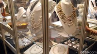 Ada juga harga mutiara yang dijajakan dalam pameran tersebut dengan harga standar mulai dari ratusan hingga jutaan rupiah. 