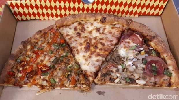Pezzo Pizza: Empuk Gurih Cheesy Cheese dan Supremo Buatan Gerai Pizza Singapura