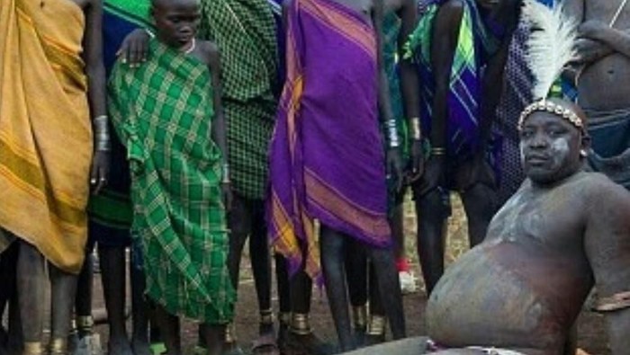 Suku Bodi di Ethiopia menganggap pria dengan perut buncit seksi.