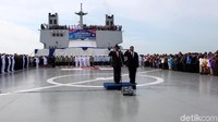 Oesman Sapta Odang menjadi inspektur upacara dalam peringatan Hari Pahlawan.