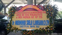 Tak ketinggalan bunga dari Ketua BPK RI (Foto: Grasella Sovia Mingkid/detikcom)