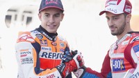 Jelang balapan final di Valecia, kedua pebalap tersebut melakukan sesi pemotretan di Sirkuit Ricardo Tormo. (Mirco Lazzari gp/Getty Images)