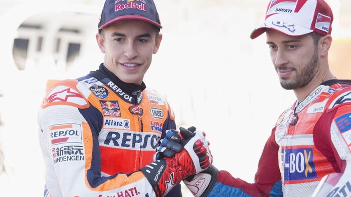 VALENCIA, SPAIN - NOVEMBER 09:  Andrea Dovizioso of Italy and Ducati Team (R) greets Marc Marquez of Spain and Repsol Honda Team in pit during the photo opportunity between Marc Marquez and Andrea Dovizioso on their bikes during the Comunitat Valenciana Grand Prix - Moto GP Previews at Comunitat Valenciana Ricardo Tormo Circuit on November 9, 2017 in Valencia, Spain.  (Photo by Mirco Lazzari gp/Getty Images)