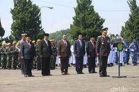 Hari Pahlawan, Aher dan Deddy Mizwar Tabur Bunga di TMP Cikutra