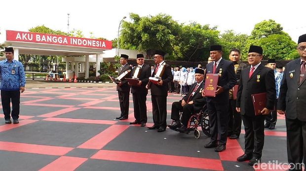 15 kepala daerah yang menerima penghargaan dari Mendagri