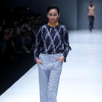 Koleksi Busana Terbaru Ikat Indonesia by Didiet Maulana yang mengusung tema Press Play di Jakarta Fashion Week 2018, Senayan City, Jakarta. Kamis (26/10/2017). Foto: Mohammad Abduh/Wolipop