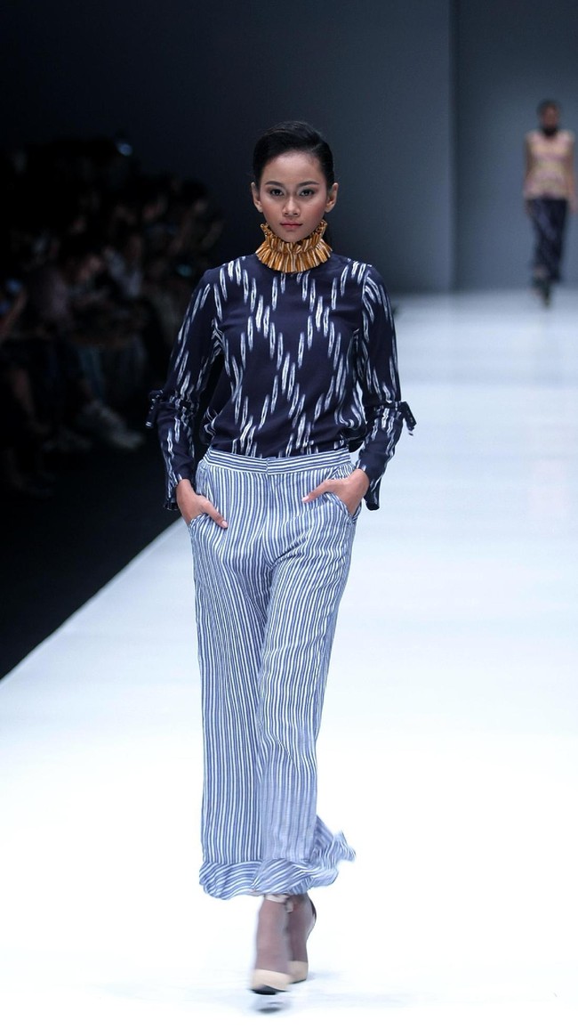 Koleksi Busana Terbaru Ikat Indonesia by Didiet Maulana yang mengusung tema Press Play di Jakarta Fashion Week 2018, Senayan City, Jakarta. Kamis (26/10/2017). Foto: Mohammad Abduh/Wolipop