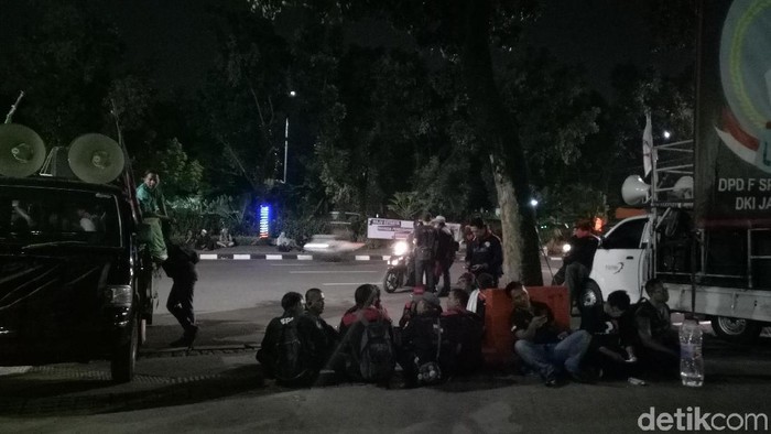 Massa Buruh Masih Bertahan di Depan Balai Kota DKI