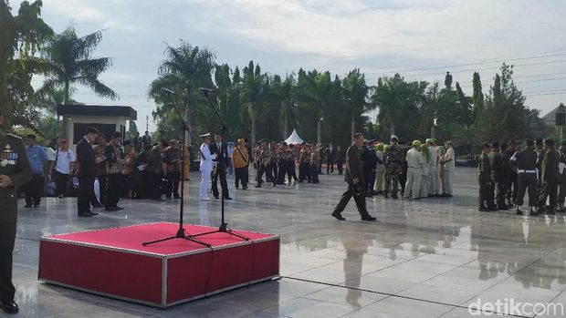 Persiapan jelang upacara peringatan Hari Pahlawan di TMP Kalibata