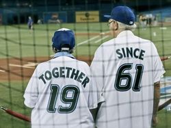 Potret Viral Baju Couple yang Super Kreatif