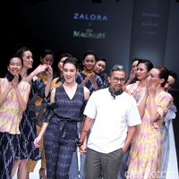 Koleksi Busana Terbaru Ikat Indonesia by Didiet Maulana yang mengusung tema Press Play di Jakarta Fashion Week 2018, Senayan City, Jakarta. Kamis (26/10/2017). Foto: Mohammad Abduh/Wolipop