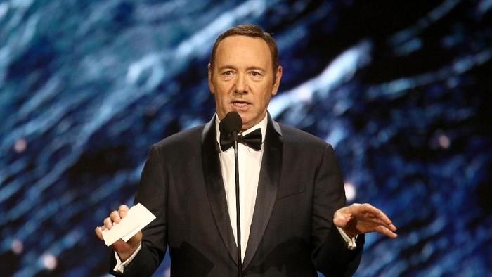 BEVERLY HILLS, CA - OCTOBER 27:  Kevin Spacey onstage to present Britannia Award for Excellence in Television presented by Swarovski at the 2017 AMD British Academy Britannia Awards Presented by American Airlines And Jaguar Land Rover at The Beverly Hilton Hotel on October 27, 2017 in Beverly Hills, California.  (Photo by Frederick M. Brown/Getty Images)