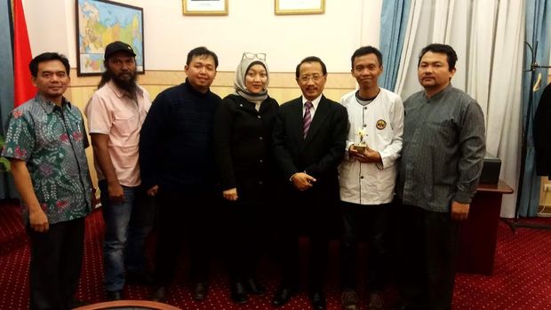 Dubes Wahid ditemui kelompok teater asal Bandung, Behind The Actors