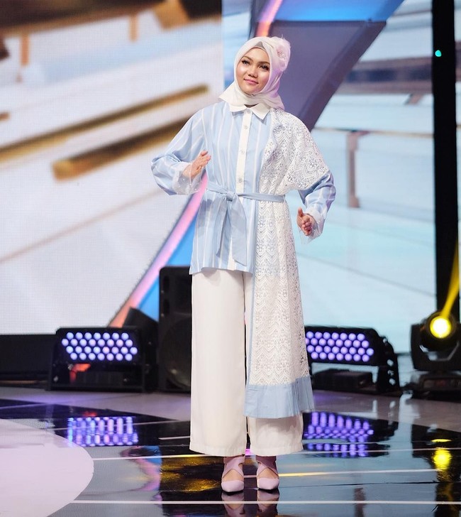 Ada pula gaya hijab Rina Nose lain yang diikat ke belakang seolah menjadi andalan untuk tampil praktis. Foto: Dok. Instagram @rinanose16