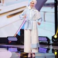 Ada pula gaya hijab Rina Nose lain yang diikat ke belakang seolah menjadi andalan untuk tampil praktis. Foto: Dok. Instagram @rinanose16