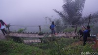 Sayang, saat detikTravel berkunjung suasananya sedang mendung. Namun, kabut yang menyelimuti bukit tetap terlihat indah (Shinta/detikTravel)