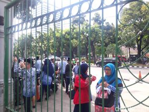 Sejumlah PNS DKI Terlambat Ikuti Upacara Hari Pahlawan