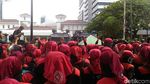 Aksi Bakar-bakaran Massa Demo Buruh di Depan Balai Kota