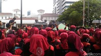 Massa buruh dari Konfederasi Serikat Pekerja Indonesia (KSPI) menggelar demonstrasi di depan Balai Kota. Mereka mengaku kecewa dengan upah minimum provinsi (UMP) 2018 sebesar Rp 3.648.035 yang ditetapkan Pemprov DKI.