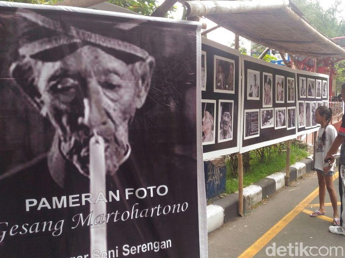 Foto Gesang di Jalanan Solo