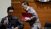 Sebelumnya pada Juli 2017, KPK pernah menetapkan Novanto sebagai tersangka dalam perkara tersebut. Namun Novanto mengajukan praperadilan di Pengadilan Negeri Jakarta Selatan (PN Jaksel).