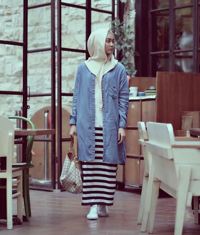 Gaya hijab yang juga tren diterapkan Rina Nose seperti satu ini. Simpel dan praktis harus dilipat atau banyak jarum. Foto: Dok. Instagram @rinanose16