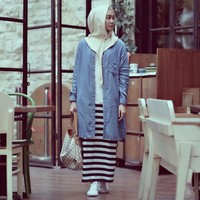 Gaya hijab yang juga tren diterapkan Rina Nose seperti satu ini. Simpel dan praktis harus dilipat atau banyak jarum. Foto: Dok. Instagram @rinanose16