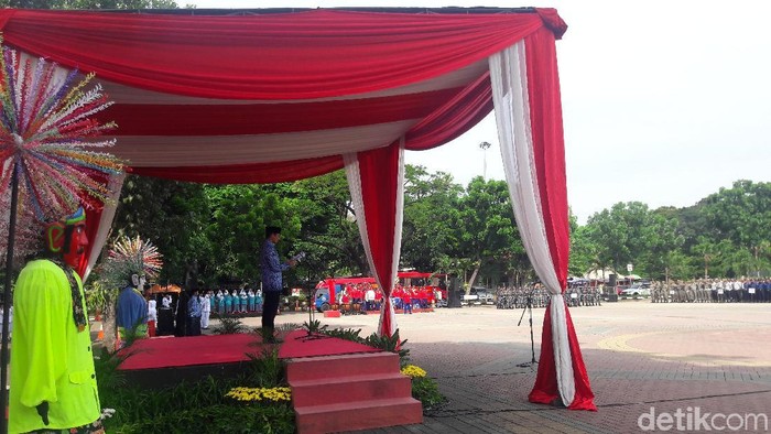 Sandiaga Pimpin Upacara Peringatan Hari Pahlawan di Monas