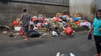 Aneka rupa sampah sempat menumpuk di dekat Flyover Kebayoran Lama. Sampah-sampah itu membuat suasana di sekitar lokasi menjadi kurang enak dipandang. (Kanavino/detikcom)