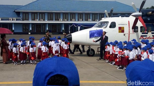 Anak-anak kecil ikut peresmian pesawat oleh Jokowi.