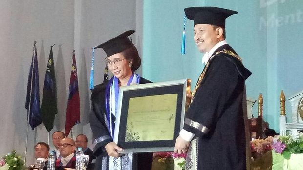 Menteri Susi menerima gelar Doktor Honoris Causa