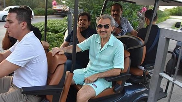 Pangeran Alwaleed menghabiskan uang sebanyak £ 558.000 saat berlibur di Turki bulan Agustus 2017 lalu. Bersama rombongan, ia menikmati sebuah resor di Bodrum (Dok hurriyetdailynews) Pangeran Alwaleed menghabiskan uang sebanyak £ 558.000 saat berlibur di Turki bulan Agustus 2017 lalu. Bersama rombongan, ia menikmati sebuah resor di Bodrum (Dok hurriyetdailynews)