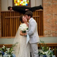 Pasangan pengantin ini punya momen tak terlupakan dengan pastur yang menikahkan mereka. Sang pastur berpose lucu saat mereka membuat foto pernikahan. Foto: ist.