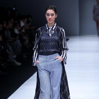 Koleksi Busana Terbaru Ikat Indonesia by Didiet Maulana yang mengusung tema Press Play di Jakarta Fashion Week 2018, Senayan City, Jakarta. Kamis (26/10/2017). Foto: Mohammad Abduh/Wolipop