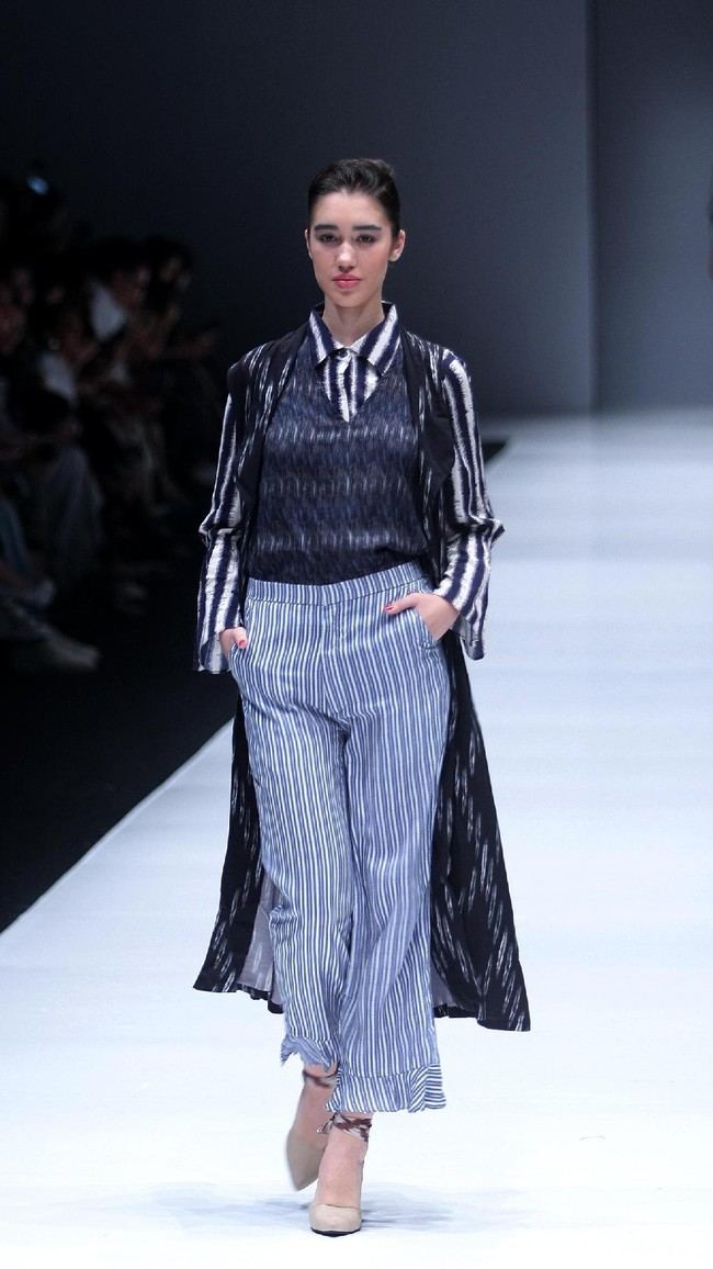 Koleksi Busana Terbaru Ikat Indonesia by Didiet Maulana yang mengusung tema Press Play di Jakarta Fashion Week 2018, Senayan City, Jakarta. Kamis (26/10/2017). Foto: Mohammad Abduh/Wolipop