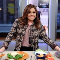 Anda yang hobi masak atau suka menonton acara memasak pasti mengenal Rachel Ray. Ia pun tidak punya latar belakang pendidikan tinggi karena tidak melanjutkan kuliah S1-nya. Rachel bahkan tidak pernah belajar atau kursus kuliner. Namun, lihat kiprahnya saat ini yang sukses dan punya banyak penggemar. Foto: Getty Images