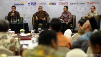 Menteri Dalam Negeri Tjahjo Kumolo (kiri), Bupati Kulon Progo Hasto Wardoyo (kedua kanan), Dekan Fakultas Ilmu Administrasi UI Eko Prasojo (kedua kiri) dan Ketua Umum IIPG Sigit Pramono (kanan) menjadi pembicara saat diskusi dalam anugerah Pandu Negeri 2017, di Graha CIMB Niaga, Jakarta, Jumat (10/11/2017).