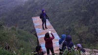 Salah satunya adalah papan yang punya pemandangan perbukitan keren ini. Kalau kamu biasa melihatnya di instagram, disinilah tempatnya! (Shinta/detikTravel)