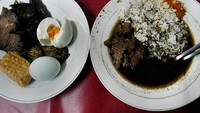  Memiliki kuah hitam yang khas, rawon jadi makanan khas yang bisa dicicipi saat ke Surabaya. (Istimewa)