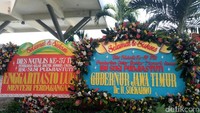 Karangan bunga dari Menteri Perdagangan dan Gubernur Jawa Timur tampak dipajang bersebelahan (Foto: Grasella Sovia Mingkid/detikcom)