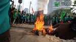 Gelombang Buruh Demo Kantor Anies-Sandi